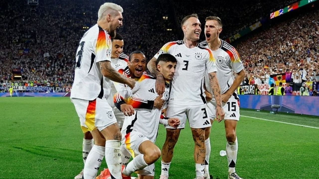 Almanya şiddetli yağmur altında Danimarka'yı 2-0'la geçti