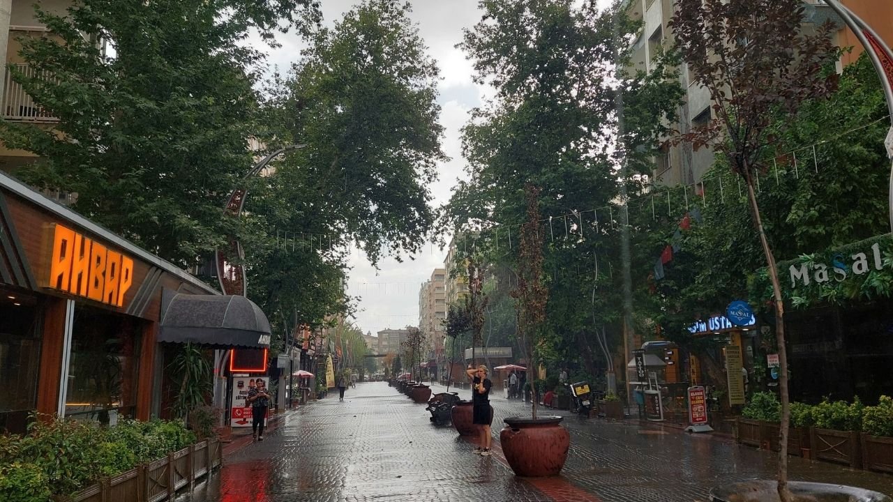 Diyarbakır’da gök gürültülü yaz yağmuru