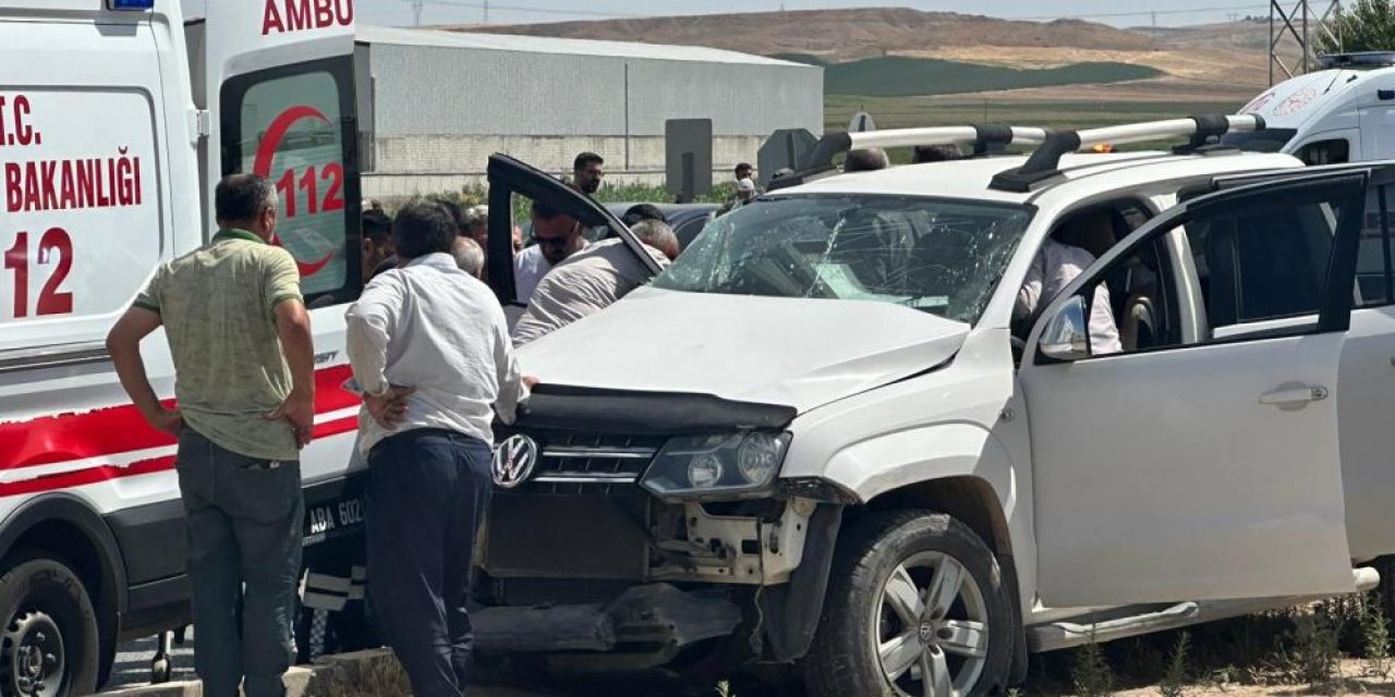 Diyarbakır’da yolcu minibüsü ile pikap çarpıştı: 14 yaralı