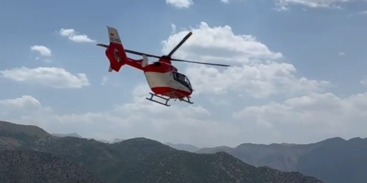 Şırnak'ta, ambulans helikopter yüksekten düşen yaralı için havalandı