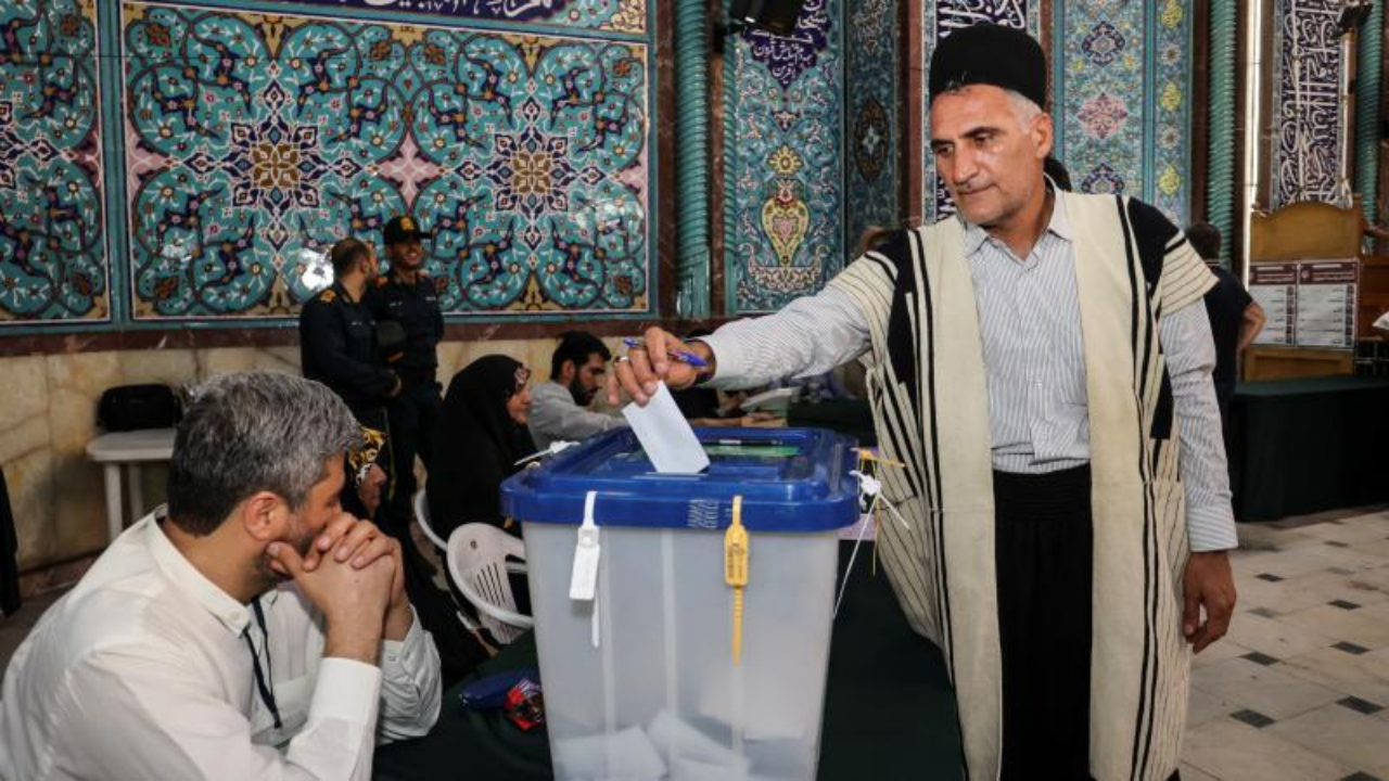 İran'da oy verme süreci başladı