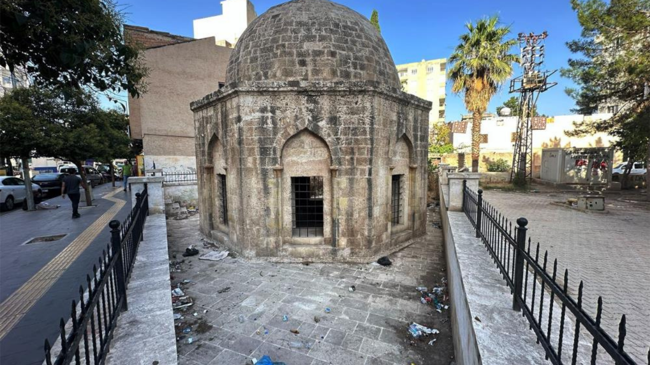 Mardin’de tarihi kümbet çöp alanı oldu