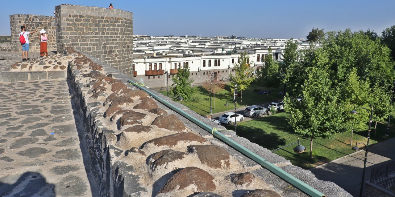 Diyarbakır surlarında yapılanlar tepki çekti