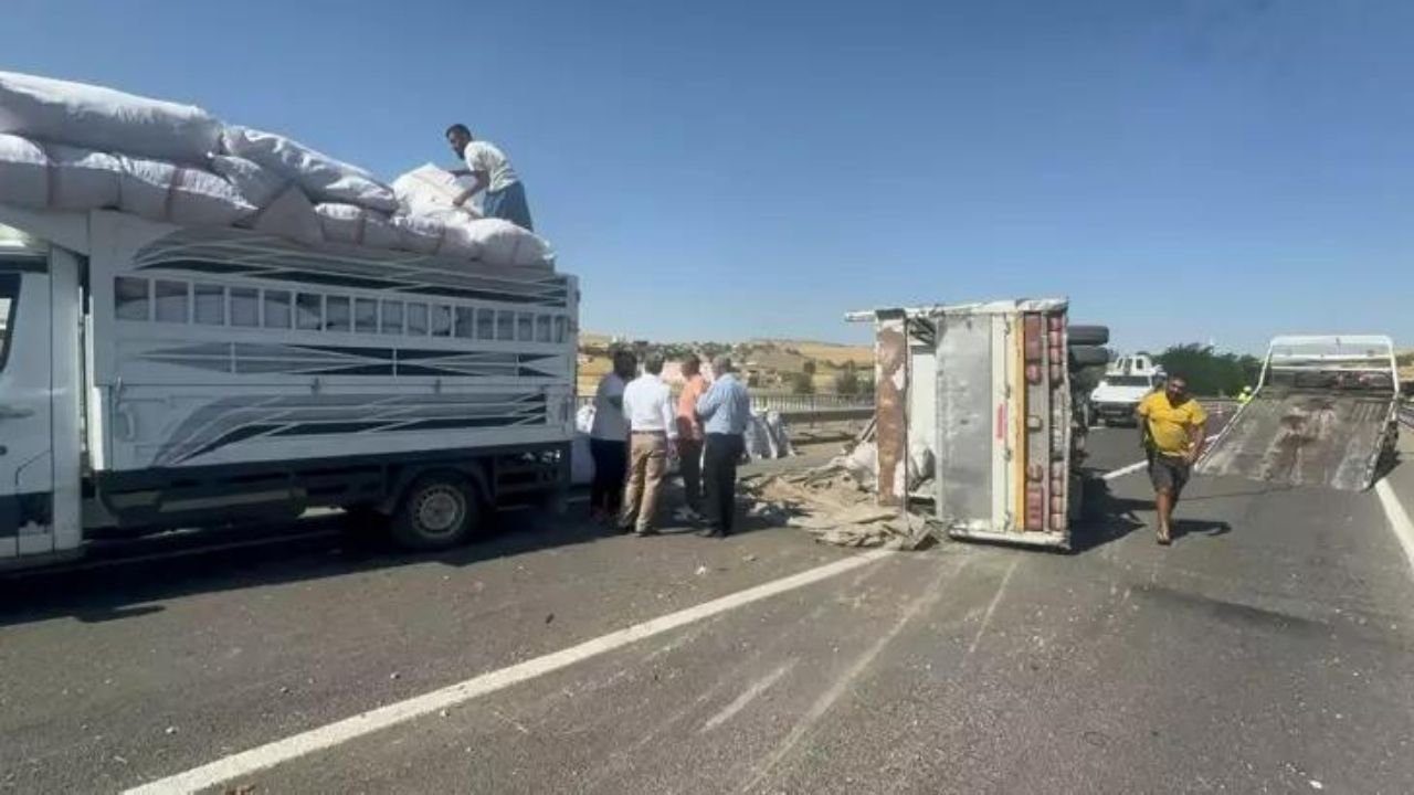 Diyarbakır’da otomobil, kamyonetle çarpıştı: Tütünler yola saçıldı