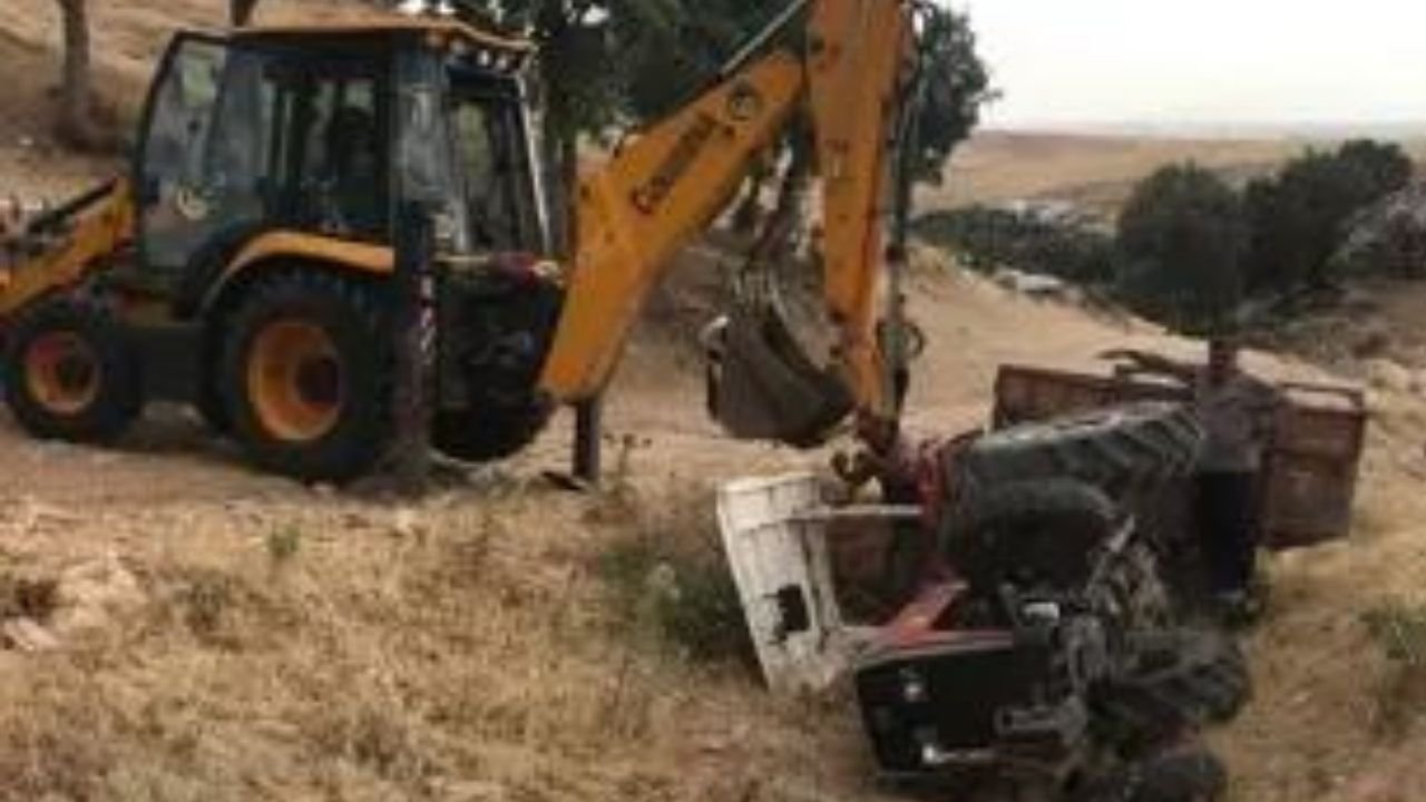 Diyarbakır'da şarampole devrilen araçlar kurtarıldı