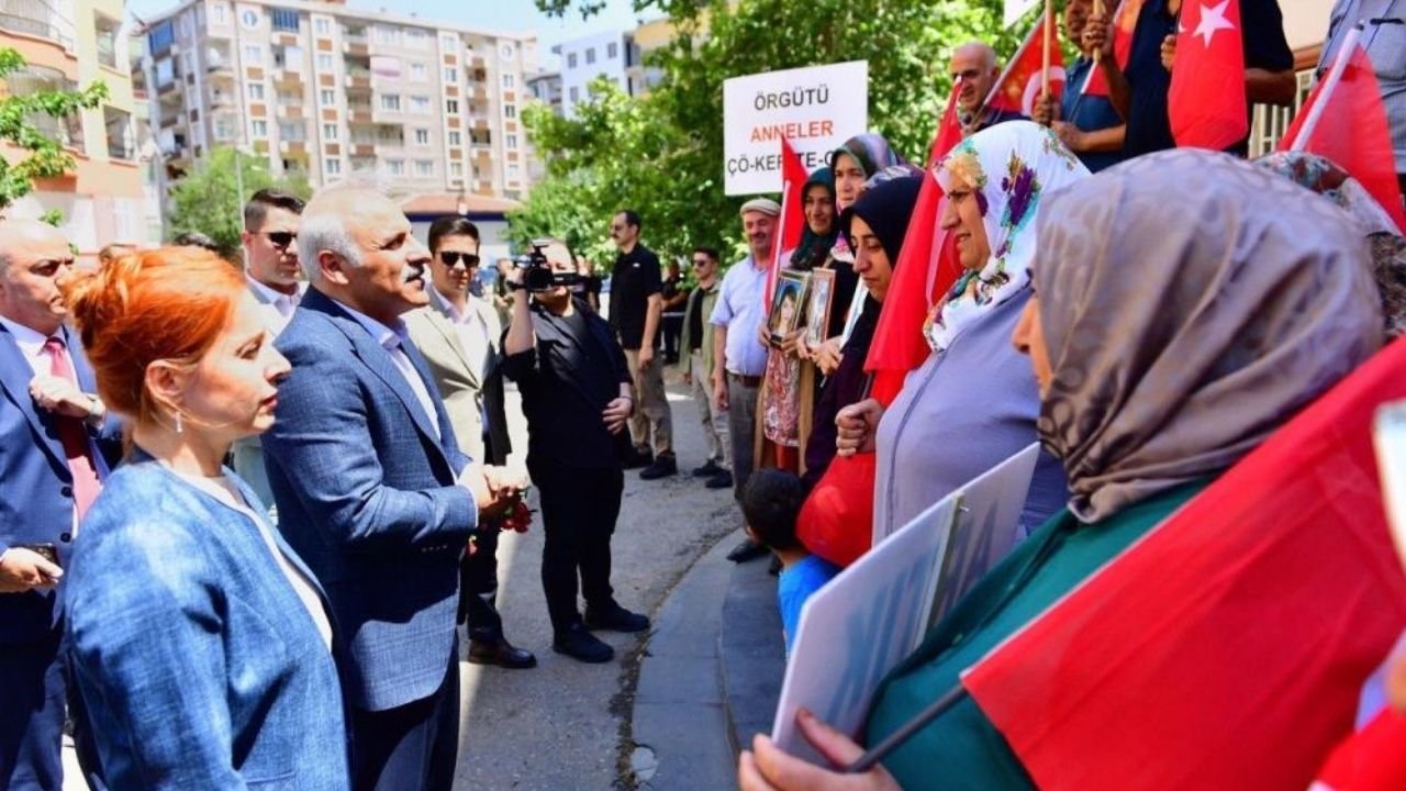 Vali Zorluoğlu’nun ilk ziyareti  ‘Diyarbakır anneleri’ne