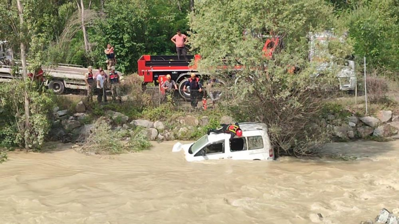 Heyelanda suya kapılan bebek aranıyor