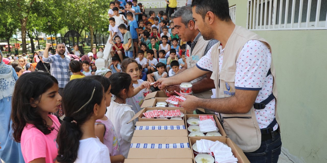 Diyarbakır'da yaz Kur'an kurslarına katılan çocuklara dondurma ikramı