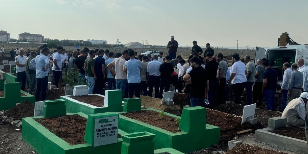 Aydın'da göçükte ölen 2 işçi, Diyarbakır ve Mardin'de toprağa verildi