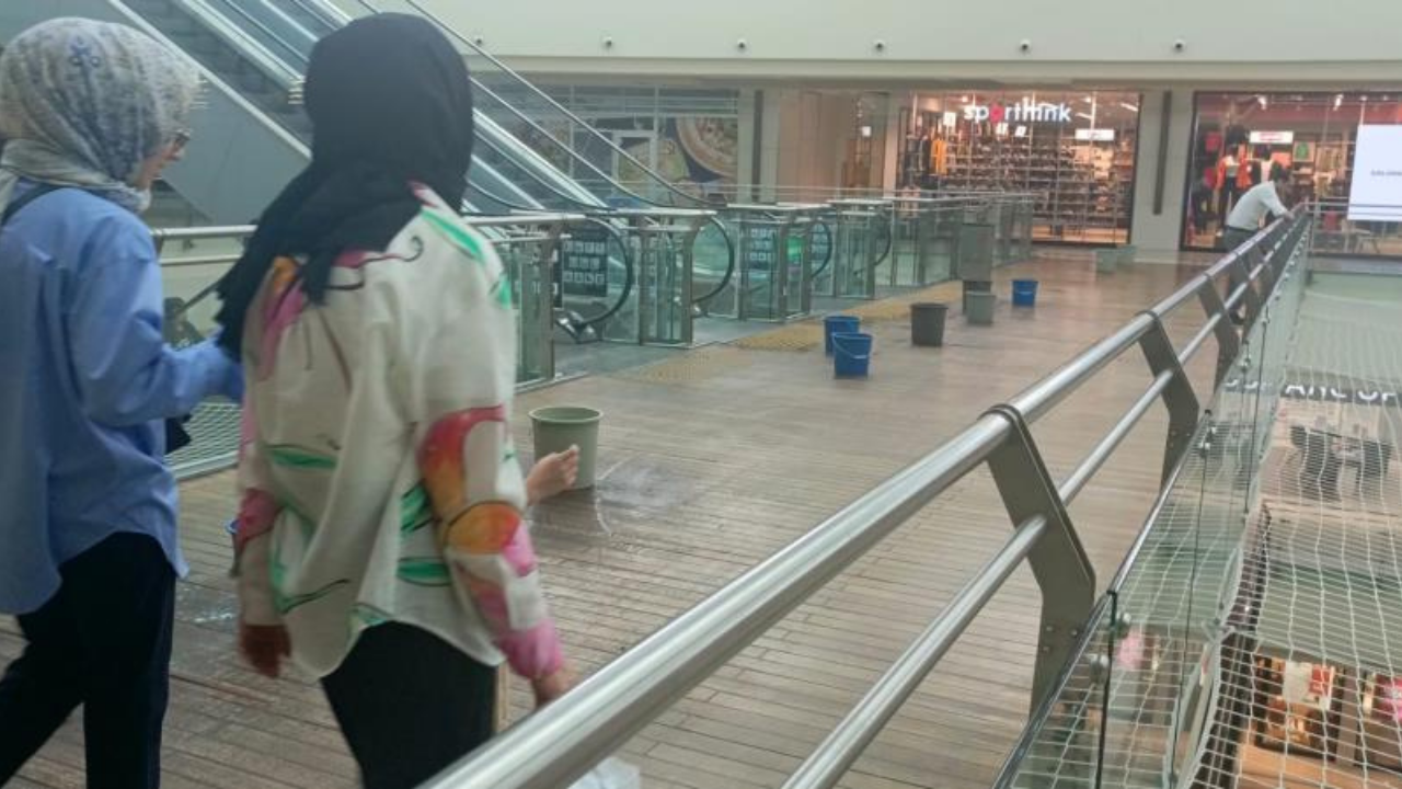 Alışveriş merkezinde yağmur suyuna karşı ilginç önlem