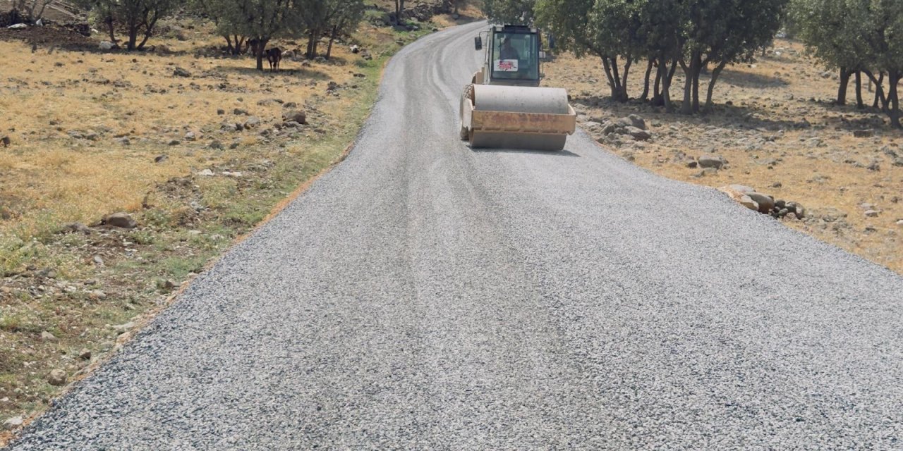 Diyarbakır’ın kırsal mahallelerinde yol yapım çalışmaları devam ediyor