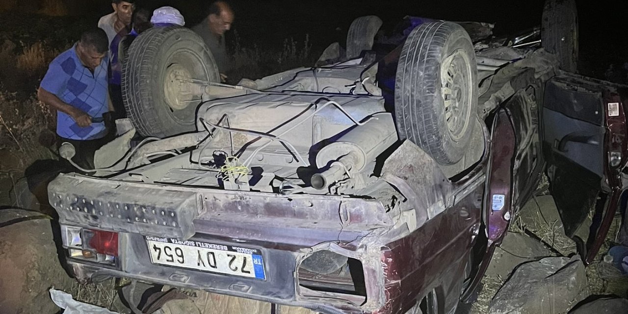 Diyarbakır’da otomobil şarampole devrildi; Baba öldü, anne ve oğlu yaralandı