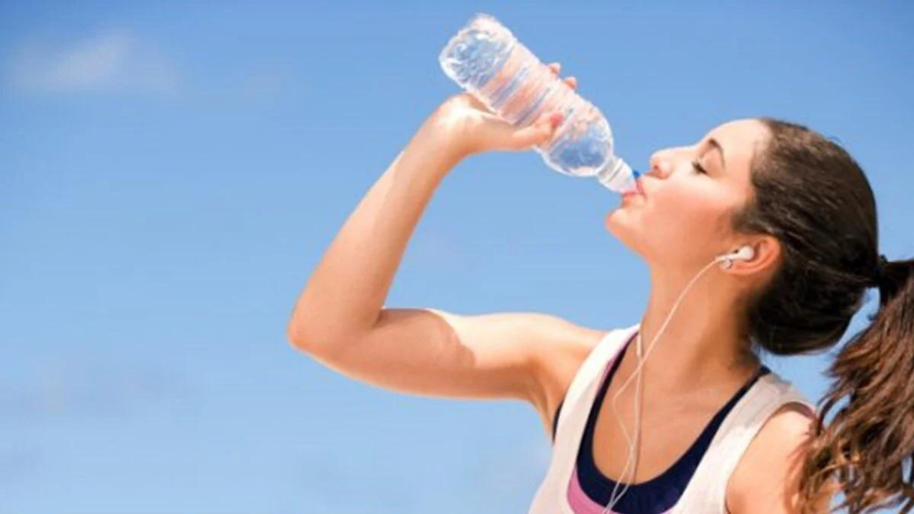 Kavurucu sıcaklarda sıvı kaybına karşı 2,5 litre su tüketin uyarısı