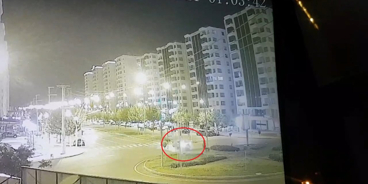 Diyarbakır’da otomobilin kavşağa çarptığı kaza kamerada