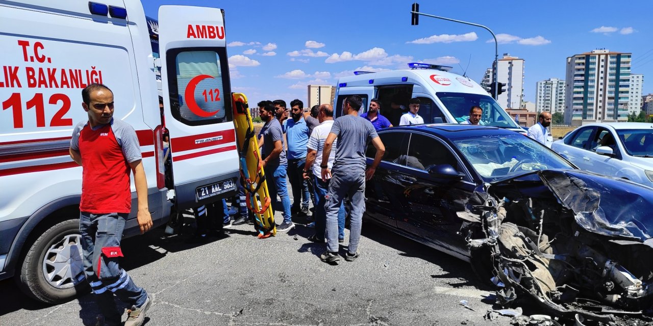 Diyarbakır'da tır ile çarpışan otomobildeki 2 kişi yaralandı