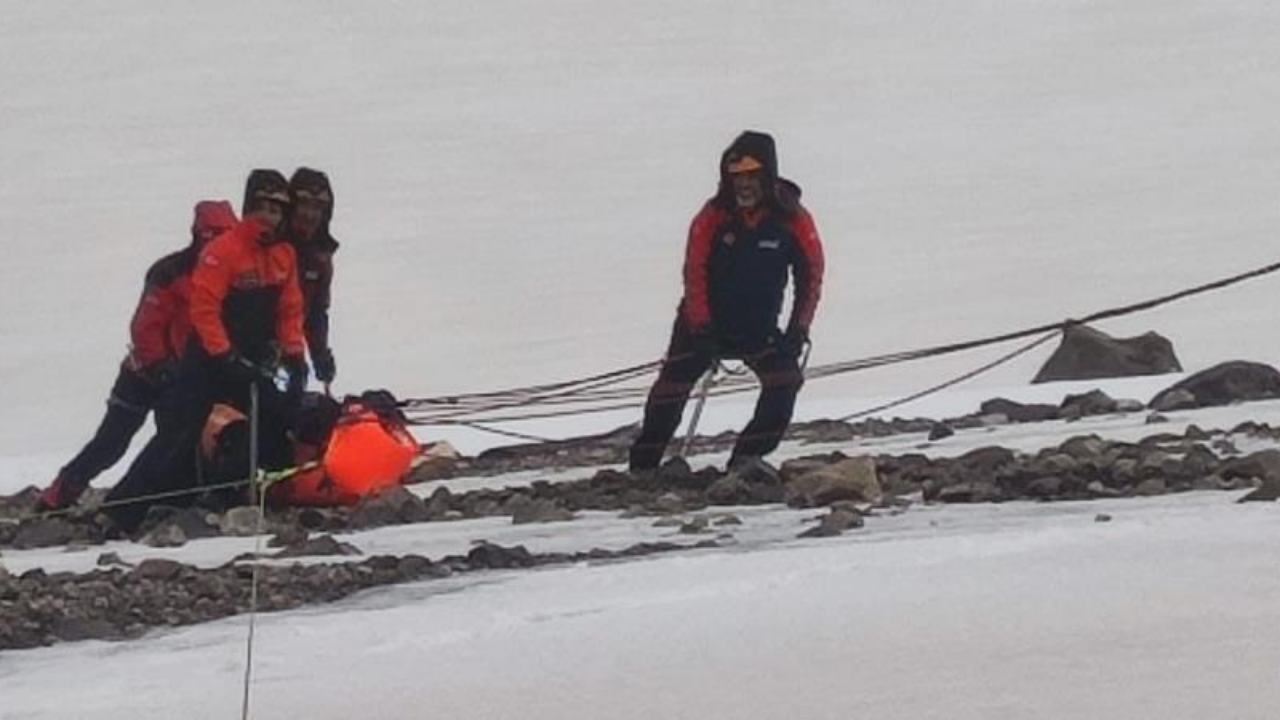 Donarak ölen 2 dağcının cesedi kamp alanına taşınıyor