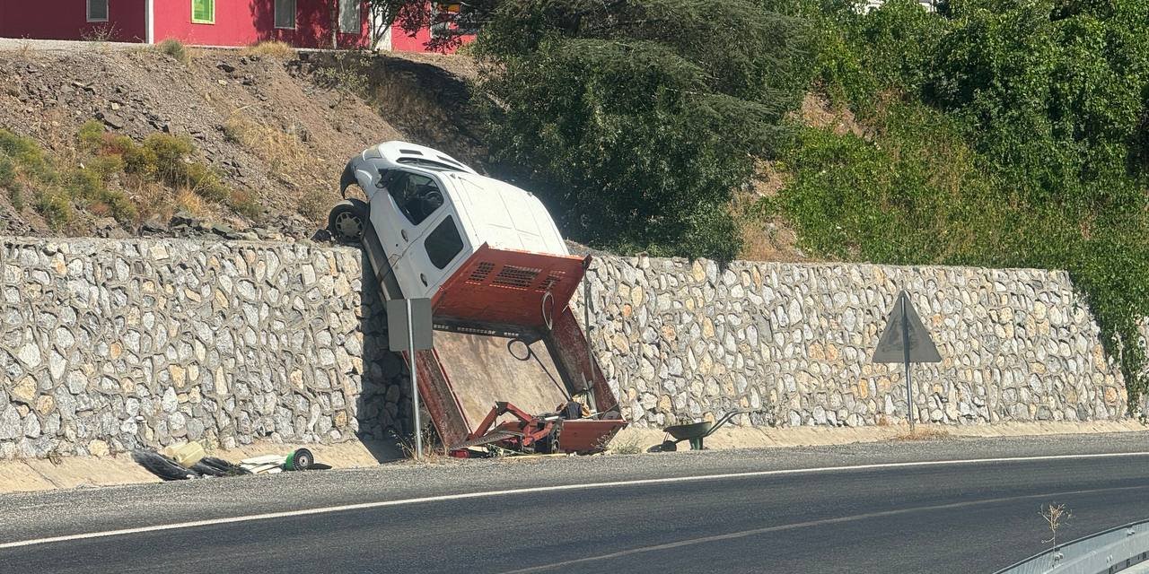 Diyarbakır’da park halindeki kamyonet, kayarak istinat duvarından düştü