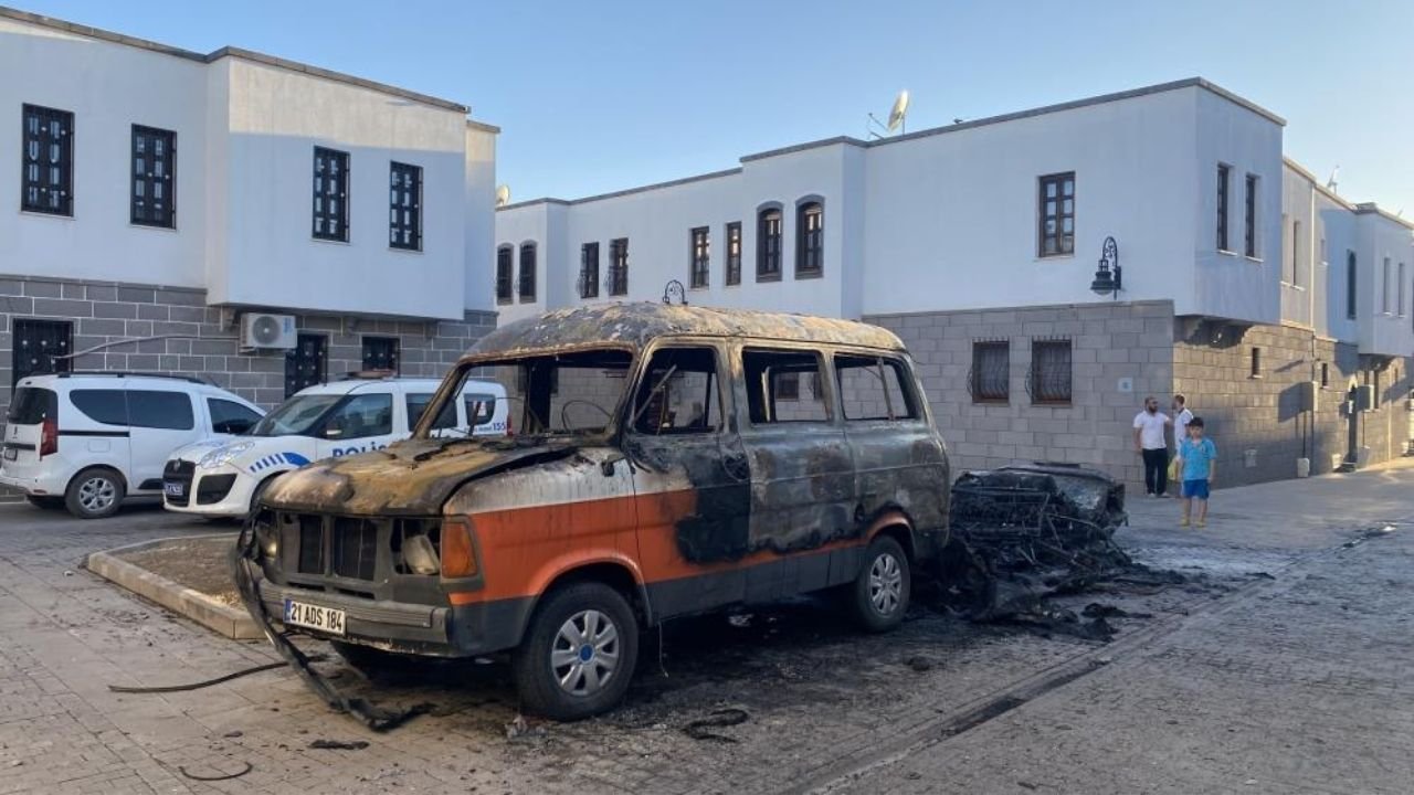 Diyarbakır’da park halindeki minibüs ve otomobil yandı