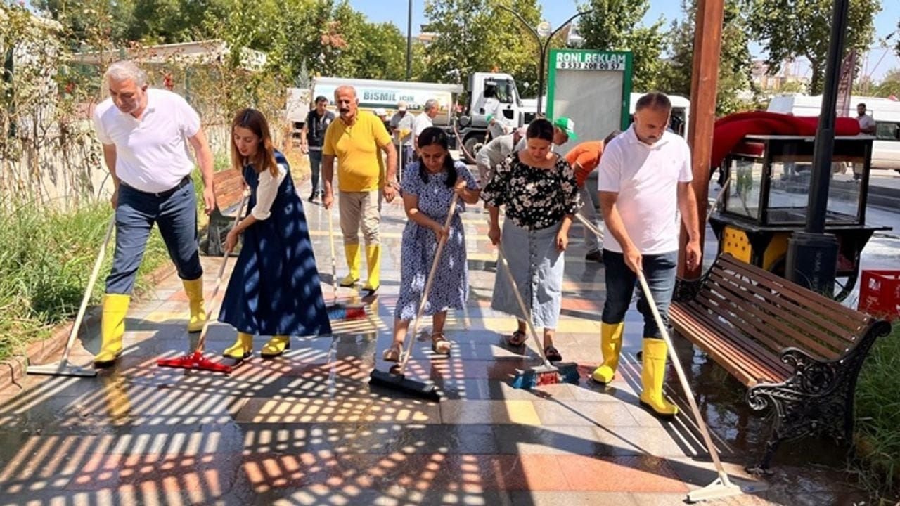 Bismil’de eşbaşkanlar temizlik kampanyasına katıldı