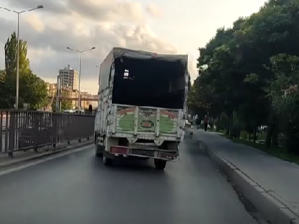 Plakasız kamyon trafikte korku saçıyor