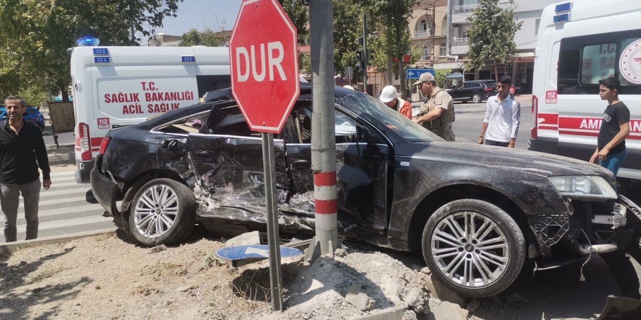 Mardin’de pikap ile otomobilin çarpıştığı kazada 4 kişi yaralandı