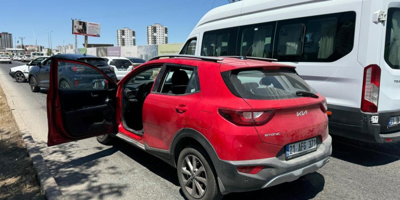 Diyarbakır'da otomobilde fenalaşan genç kız hastaneye kaldırıldı