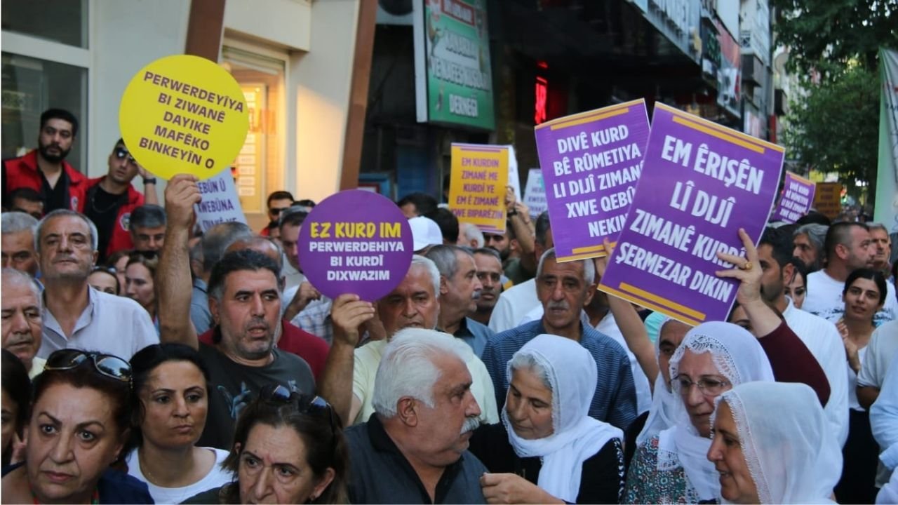 Kürtçe üzerindeki baskılar protesto edildi: Dilimiz Varlığımızdır