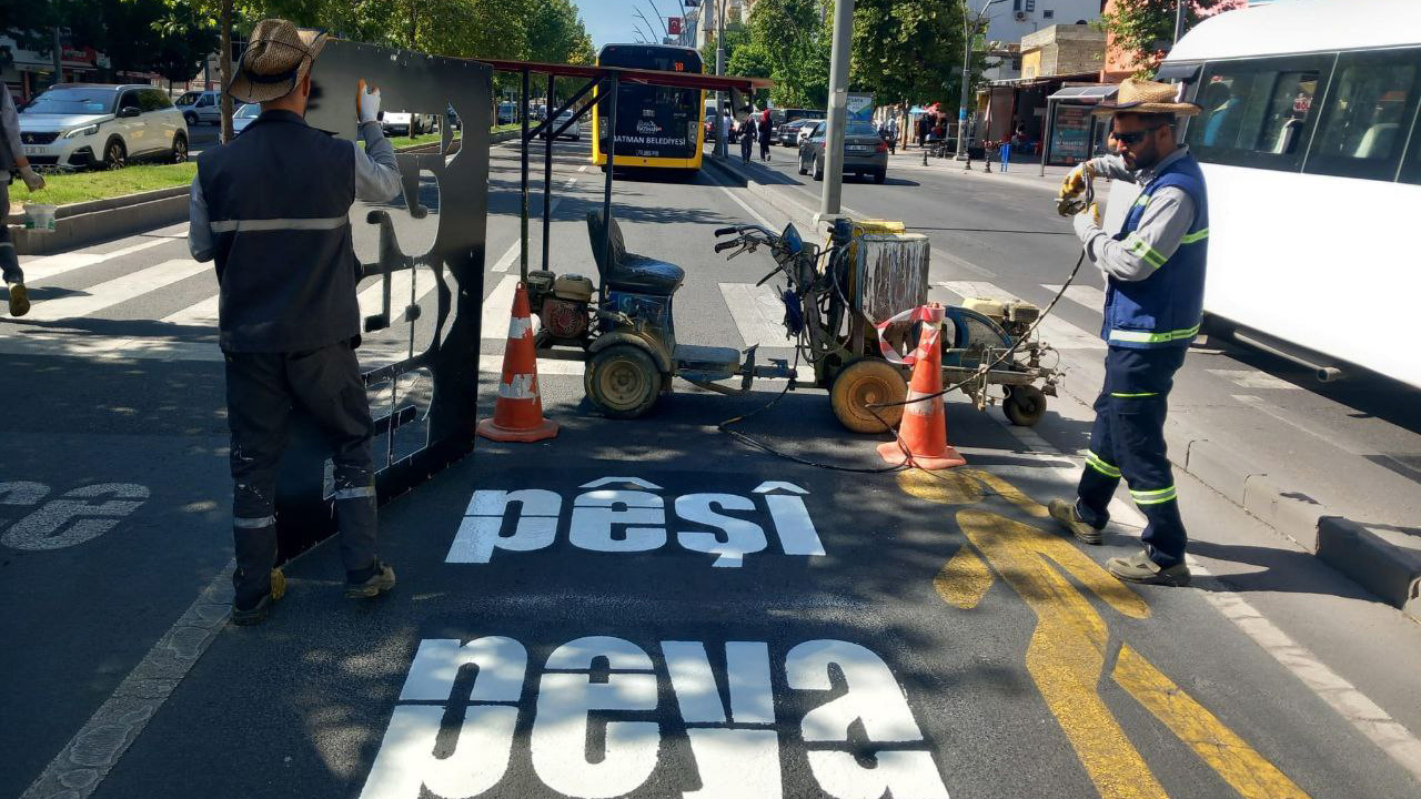 Batman'da Kürtçe trafik uyarı yazıları yeniden yazıldı