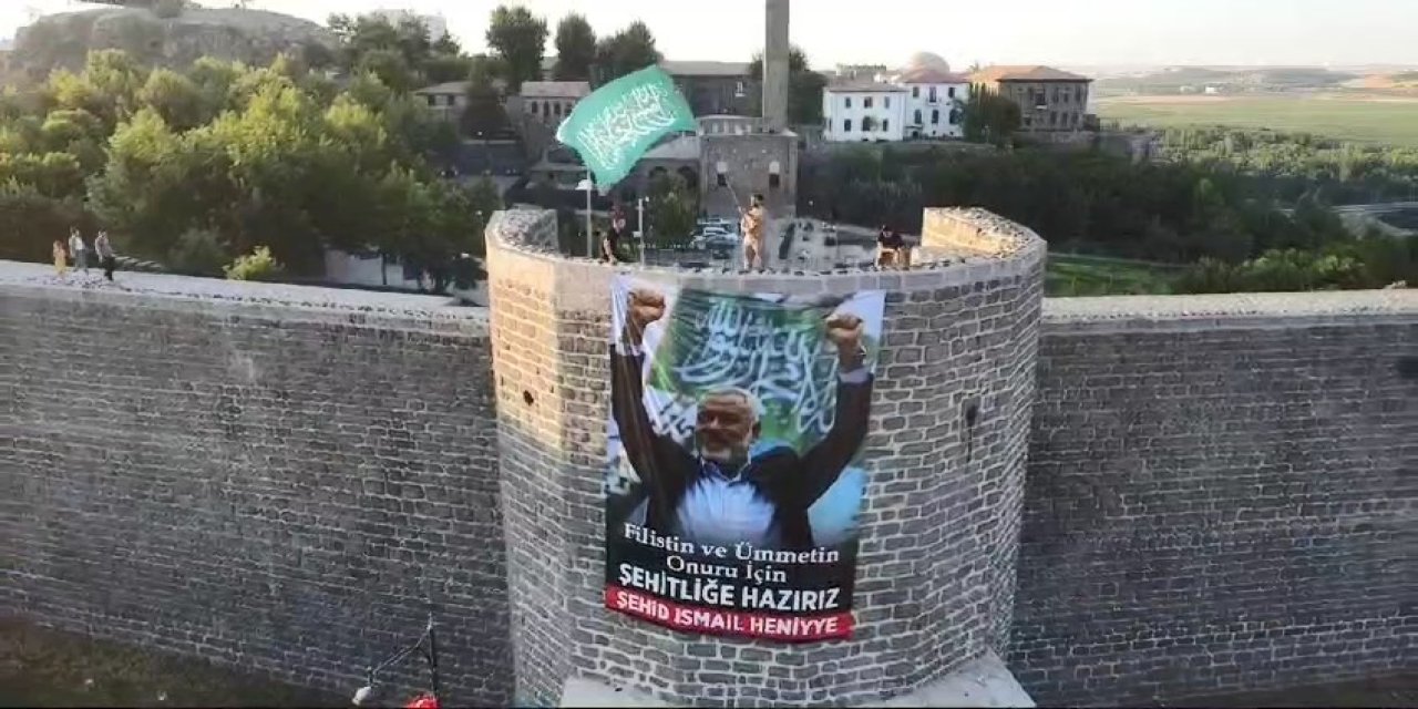 Diyarbakır'da tarihi surlara, İsmail Haniye’nin posteri asıldı