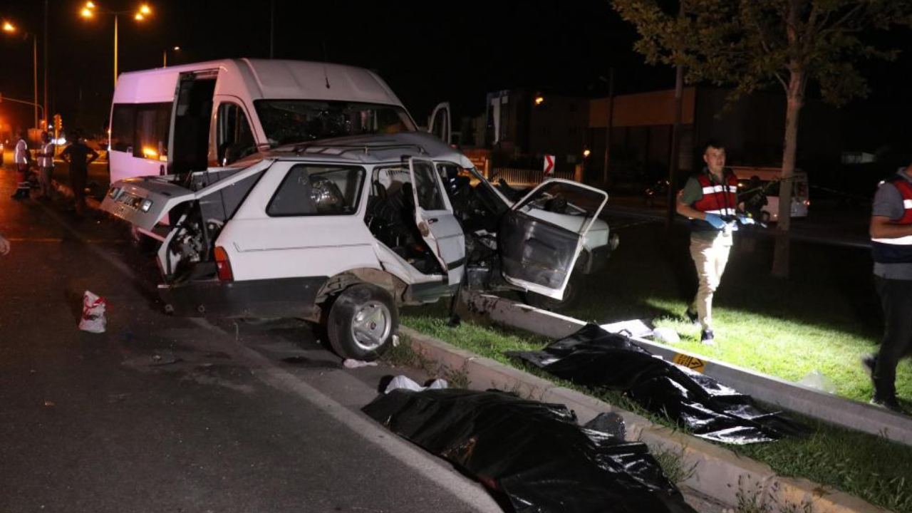 Denizli' de işçi servisi ile otomobil çarpıştı: Ölü ve yaralılar var