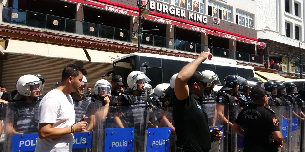 Diyarbakır’da Haniye protestosu; Burger King’e taşlı saldırı