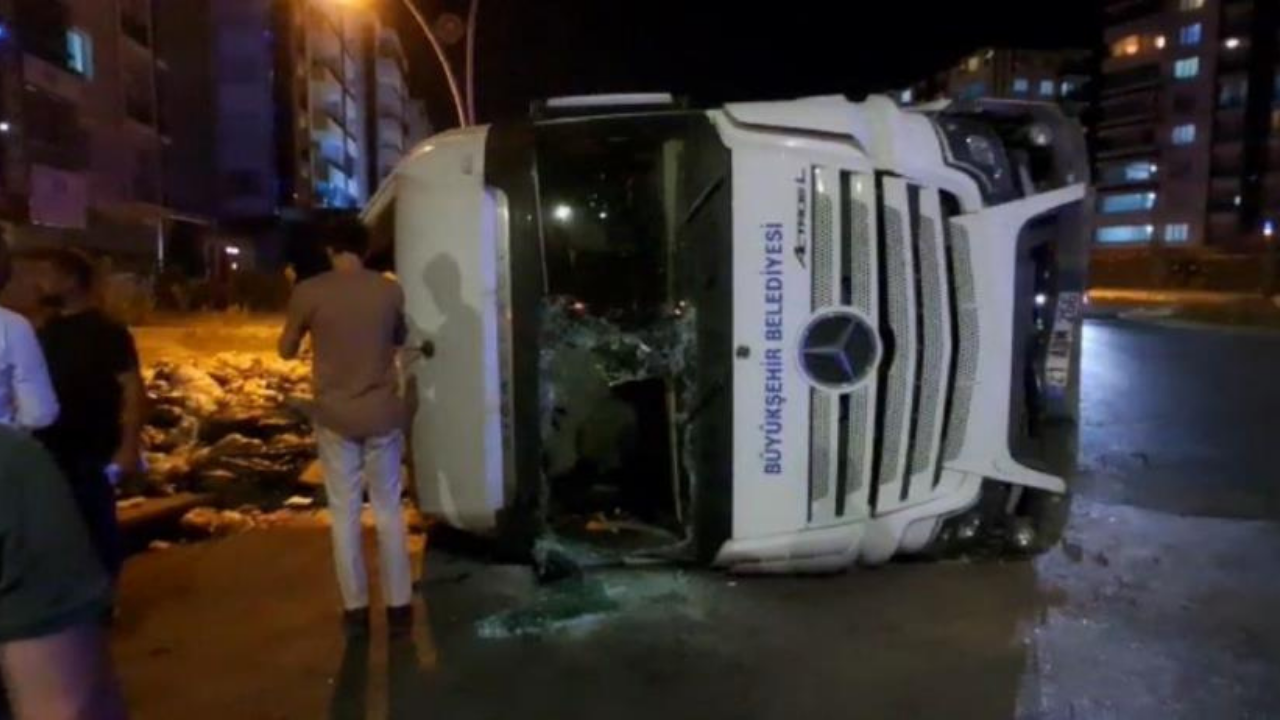 Diyarbakır’da çöp kamyonu devrildi: 1 yaralı