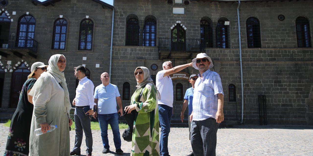 Diyarbakır'a gelen emekliler kentin tarihi mekanlarını geziyor