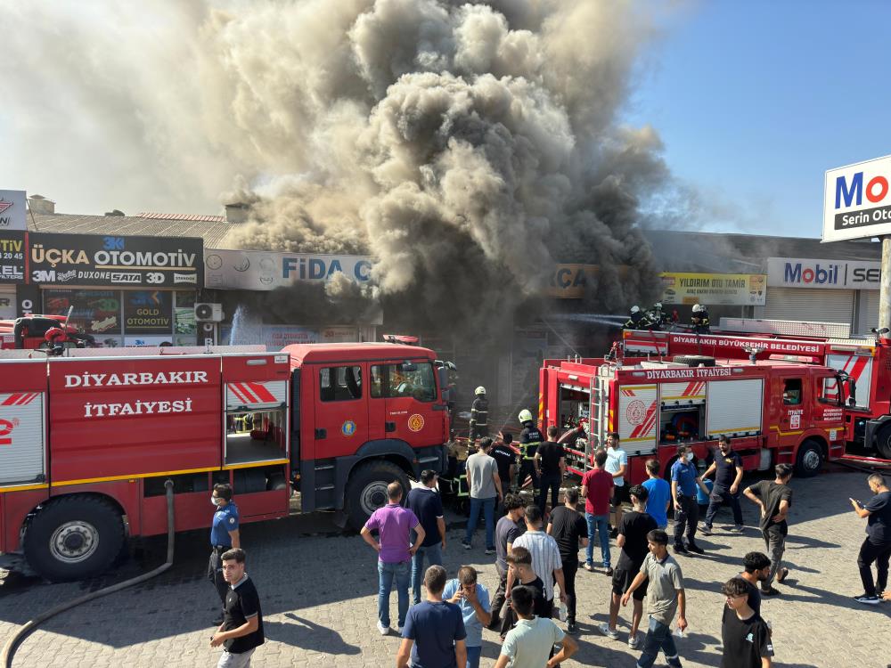 Diyarbakır’da sanayi sitesinde çıkan yangına müdahale sürüyor