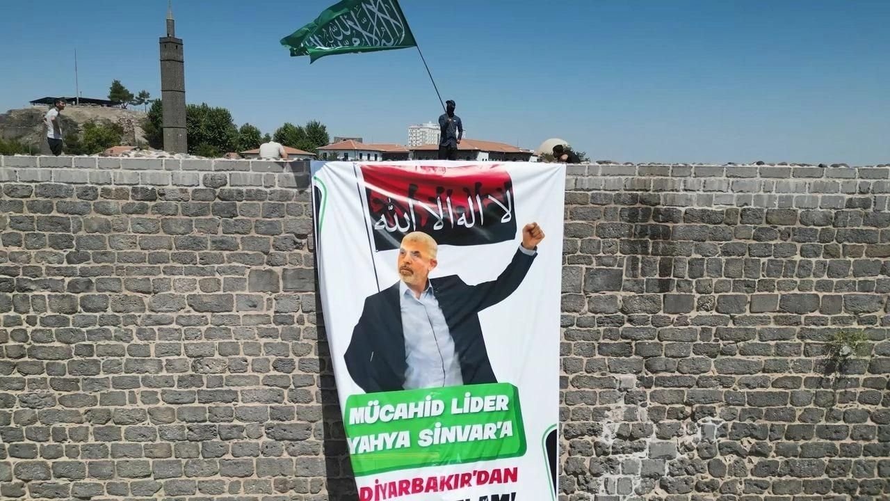 Diyarbakır surlarına Yahya Sinvar'ın posteri asıldı