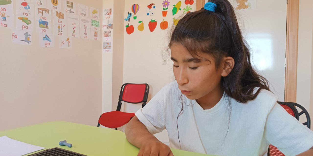 Diyarbakırlı Sibel, Braille alfabesiyle okuma yazmayı öğrendi