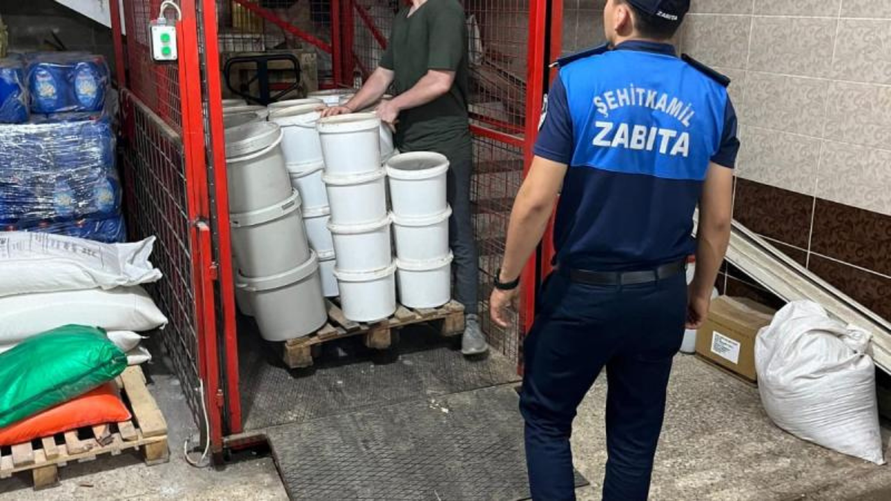 Gaziantep'te tonlarca bozulmuş ve etiketsiz ürün imha edildi