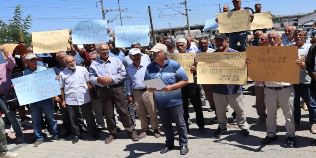 Malatyalı çiftçilerden kayısı taban fiyatının açıklanmamasına protesto