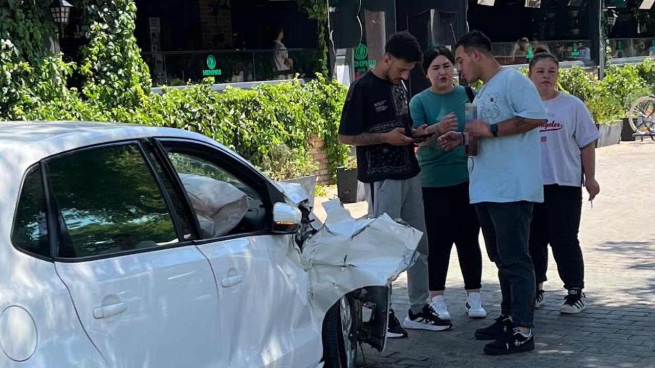 Alkollü sürücü kaza yaptı, aracın başında alkol almaya devam etti