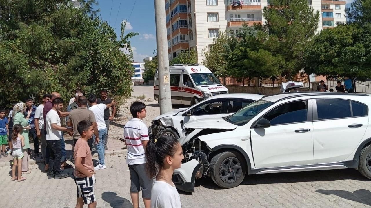 Diyarbakır’da otomobiller kafa kafaya çarpıştı: 3 yaralı