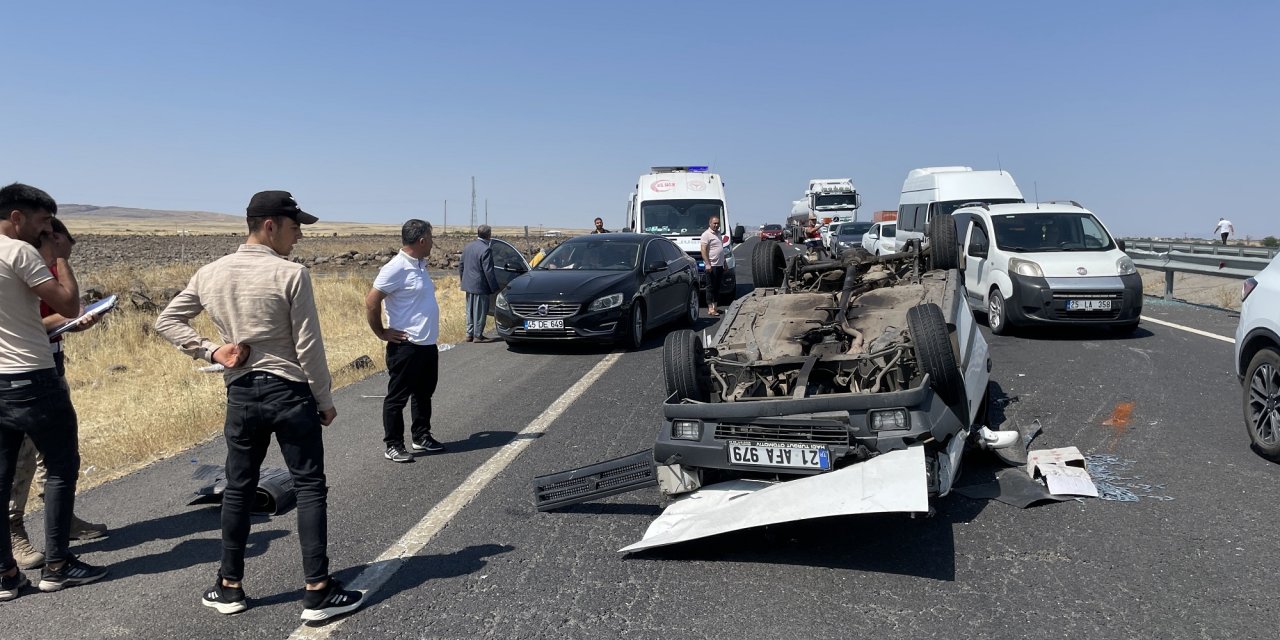 Diyarbakır'da refüje çarparak devrilen otomobildeki 3 kişi yaralandı