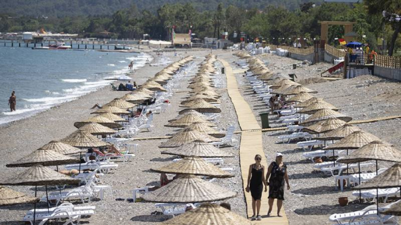 Emekliler için plajda yeni ayrıcalık: Ücretsiz şezlong ve şemsiye!