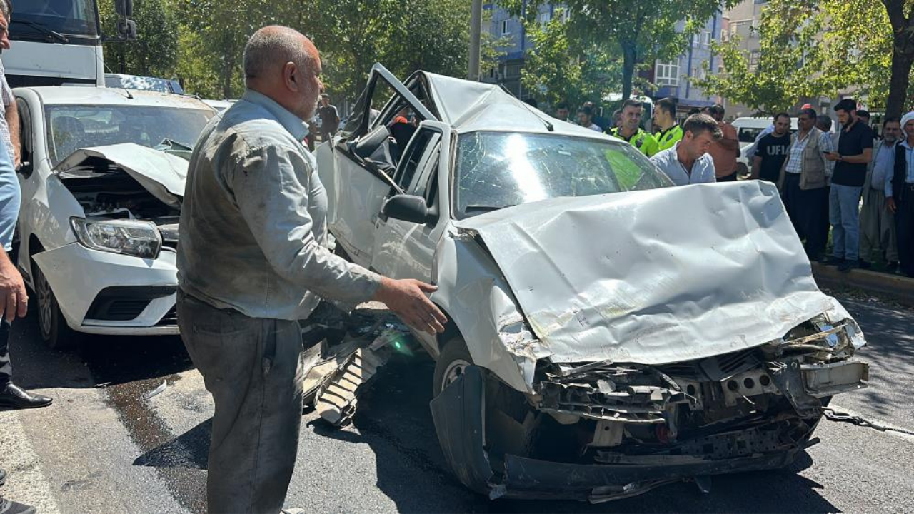 Kırmızı ışıkta bekleyen araçlara tır çarptı, 3 yaralı!