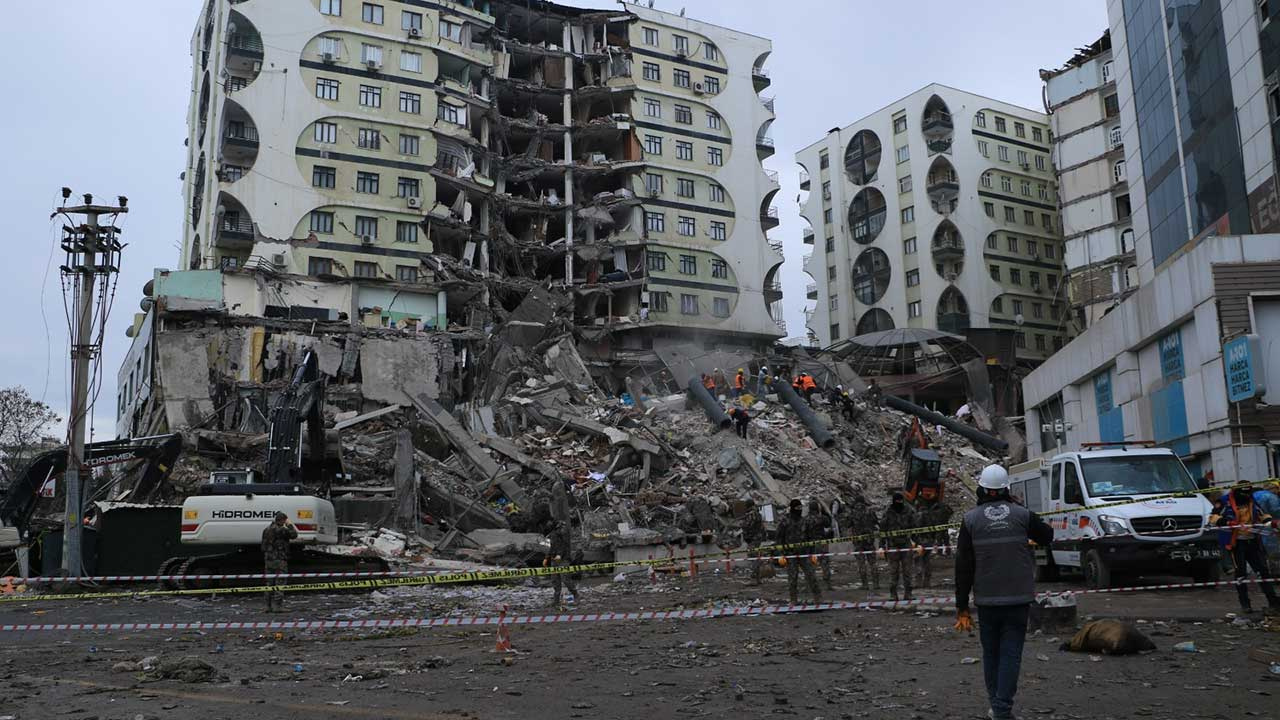 Diyarbakır’da yıkılan Galeria Sitesi'nin tutuklu müteahhidi öldü