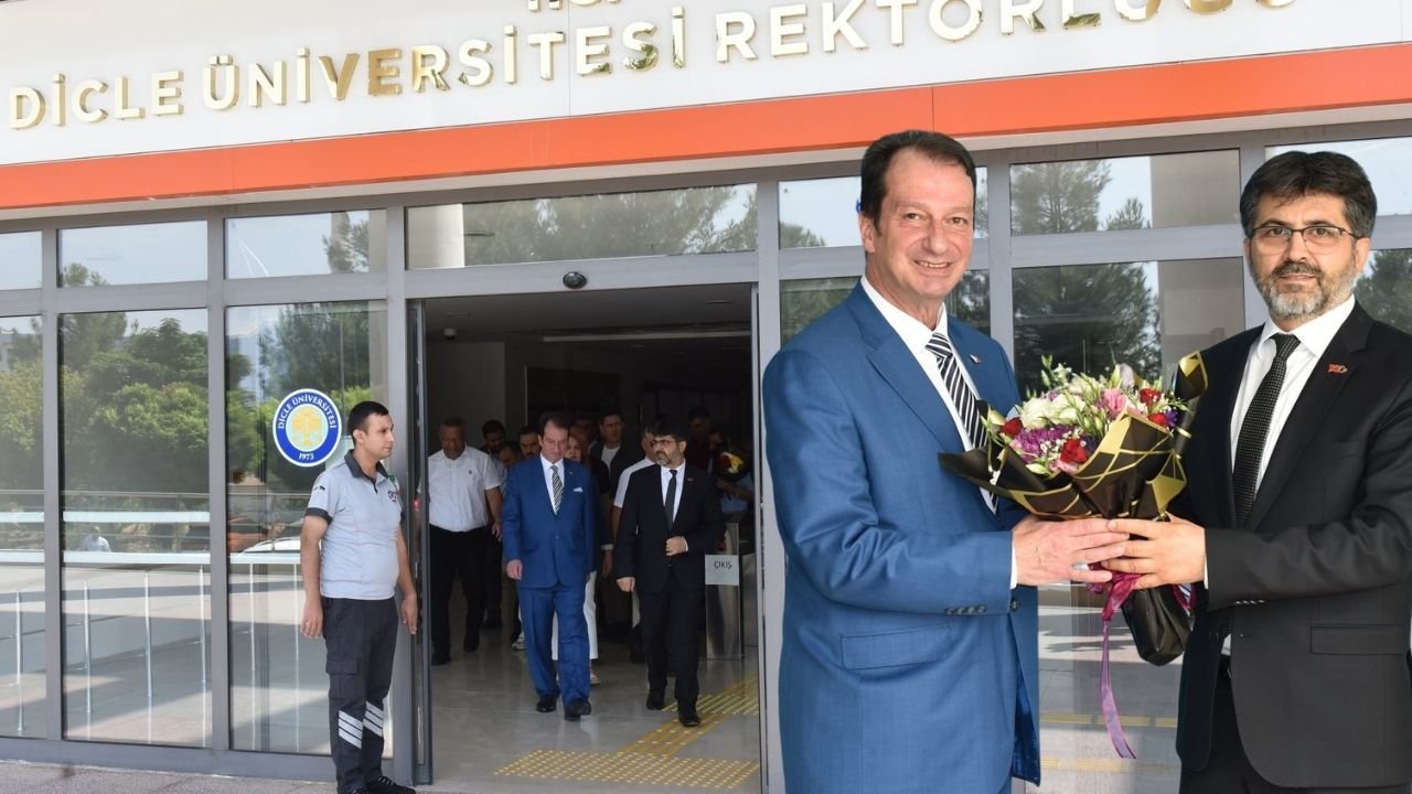 Diyarbakır Dicle Üniversitesi Rektörlüğü'nde görev değişimi