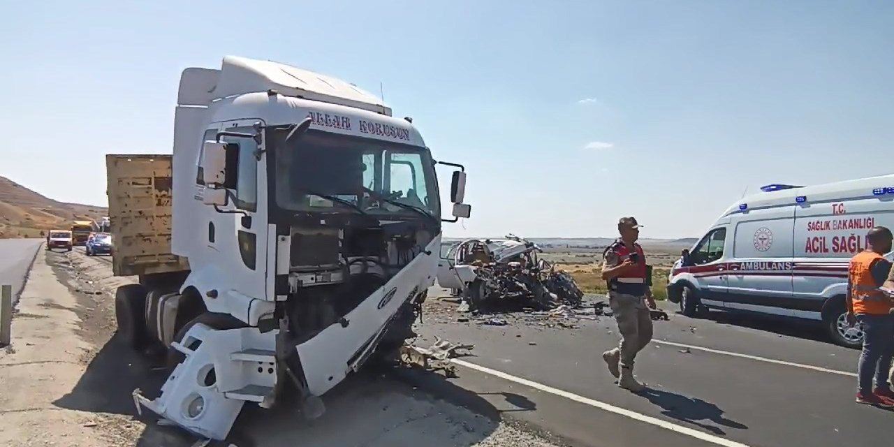 Kızlarının düğününe giderken kaza yaptılar: 4 ölü