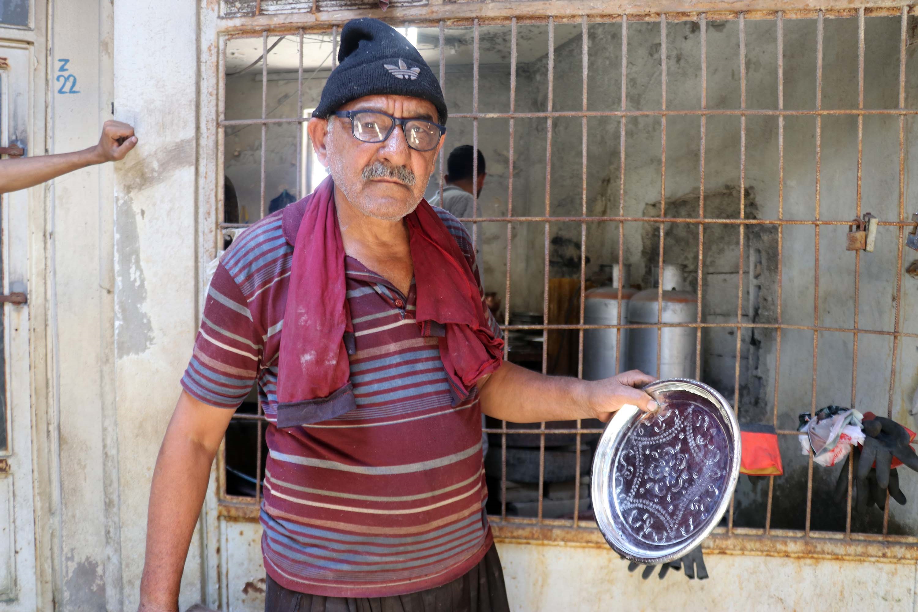 65 yıllık kalaycı, 10 metrekarelik dükkanında eskiyen bakırları yeniliyor