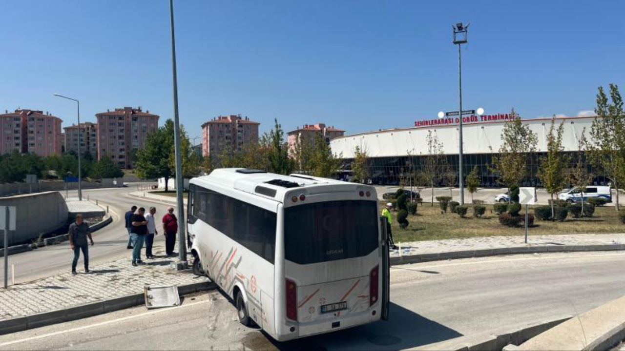 Midibüs otobüs terminali araç giriş yoluna düştü: Çok sayıda yaralı