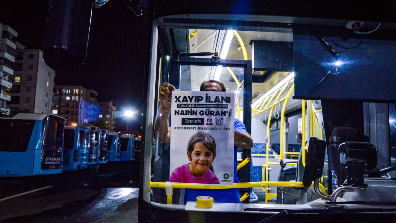 Diyarbakır’da kayıp Narin’in afişleri belediye otobüslerine asıldı