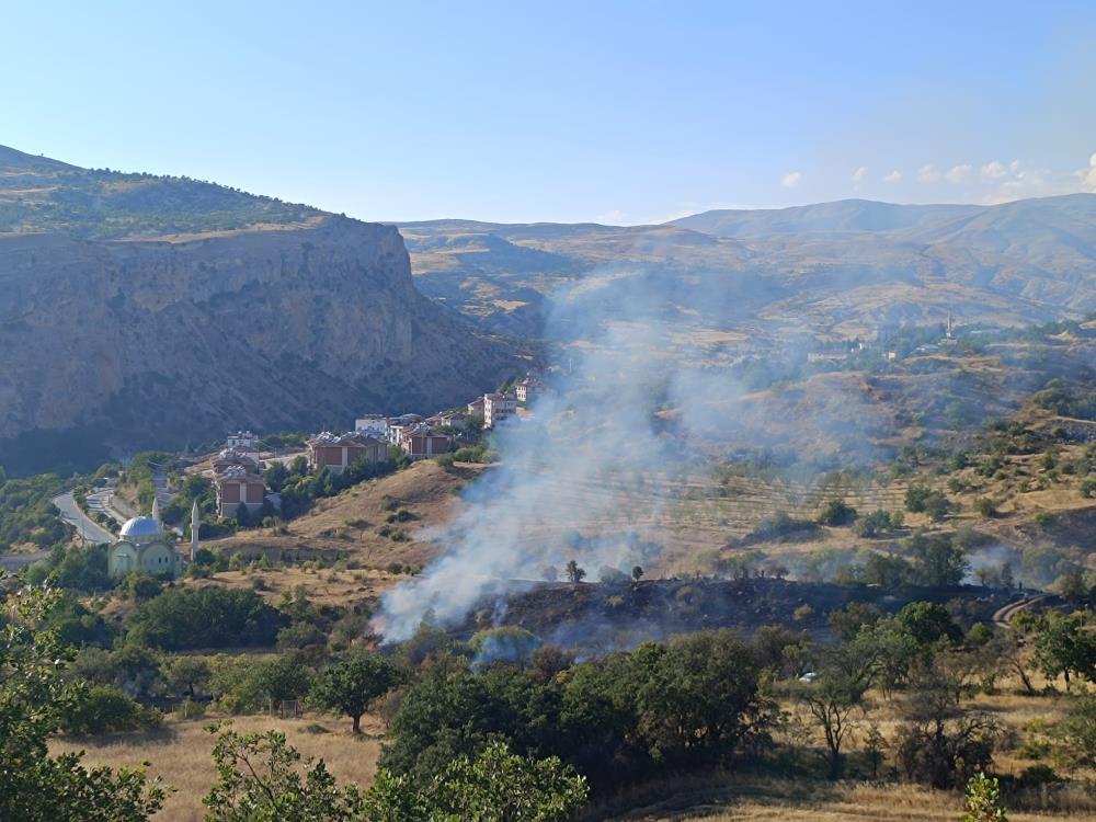 Tunceli’deki yangın yerleşim yerlerine sıçramadan söndürüldü